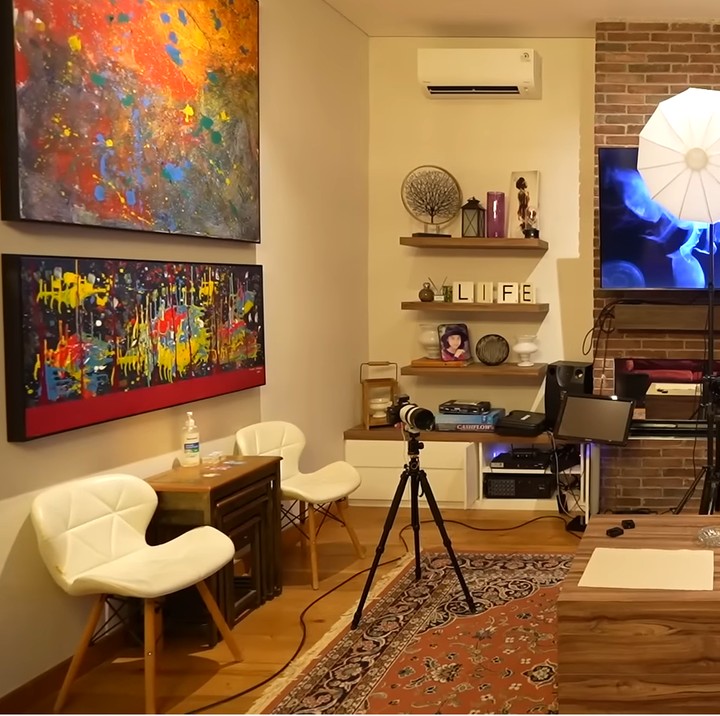 <p>BCL juga memperlihatkan tempat healing yang terletak di lantai atas. Di tempat itu, terdapat berbagai macam fasilitas hiburan bertema musik. "Ada buat rekaman, alat DJ, ruang santai bisa karaoke juga di sini, jadi semuanya serba musik kalau di sini. Kalau teman-teman ke sini, jadi kita (nongkrong) di sini aja. Kalau mau bikin demo lagu baru juga bisa," paparnya. Foto: YouTube Taulany TV)</p>