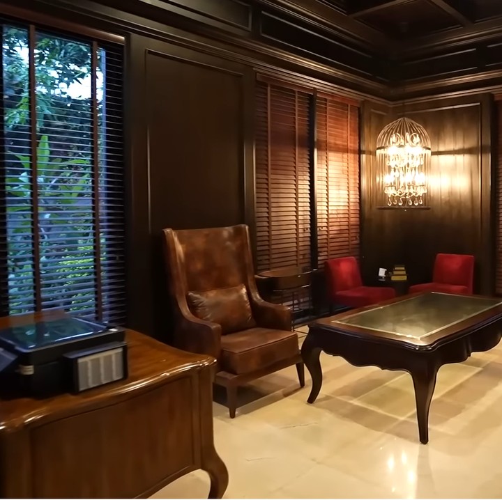 <p>Di rumahnya, terdapat satu ruangan yang berbeda dari ruangan lain. Ini merupakan tempat favorit mendiang Ashraf Sinclair, Bunda. "Ini dibikin buat ruang kerja Ashraf, dia dahulu juga suka baca buku di sini. Kita bikin ruangan ini beda dari ruangan lain, kalau yang lain itu putih-putih tapi ini beda. Kita ambil gaya Eropa," tutur BCL. (Foto: YouTube Taulany TV)</p>