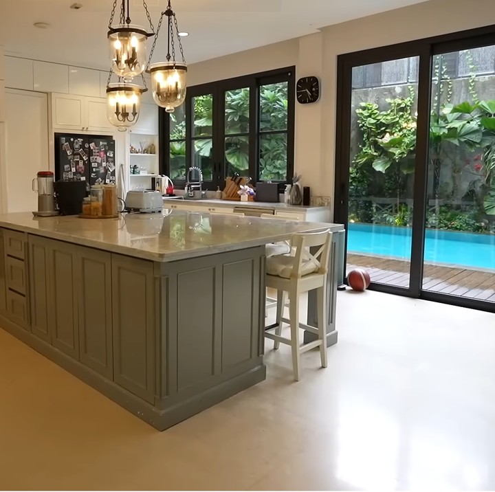 <p>Salah satu tempat favorit BCL adalah dapur yang memiliki <em>island table</em> berukuran lebar. Ia gemar menghabiskan waktu untuk memasak di sini. "Aku ingin <em>island</em> ini jadi jantung rumahnya. Jadi semua <em>center</em>-nya ada di sini. Aku suka masak di tempat ini," ucap BCL. (Foto: YouTube Taulany TV)</p>