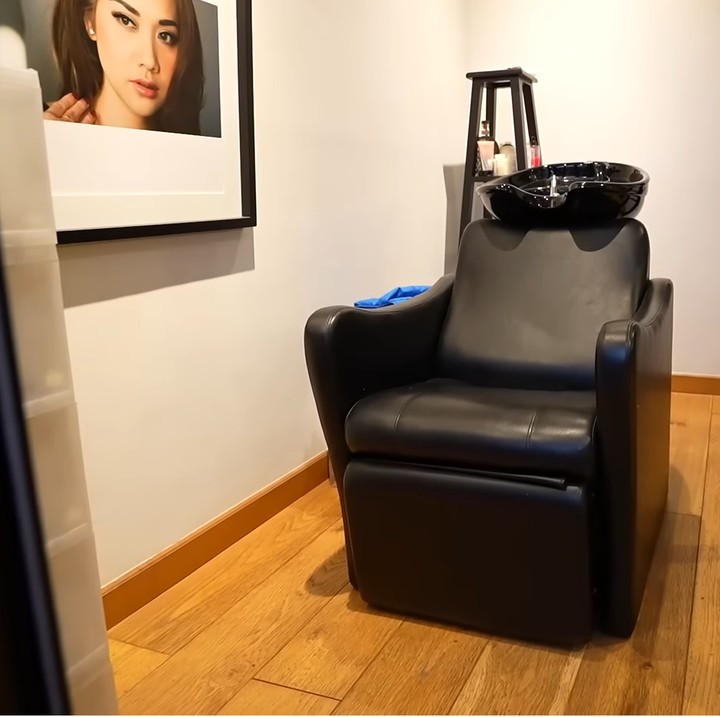 <p>Menariknya, BCL juga membuat ruangan salon lengkap dengan alat keramas. "Kadang-kadang kalau mau make-up dari make-up satu ke yang lain rambutnya mau ganti harus keramas dahulu. Kalau kita ke kamar mandi kan susah, jadi ya sudah aku beli ini. Kalau mau dandan segala macam di sini," ucapnya. (Foto: YouTube Taulany TV)</p>