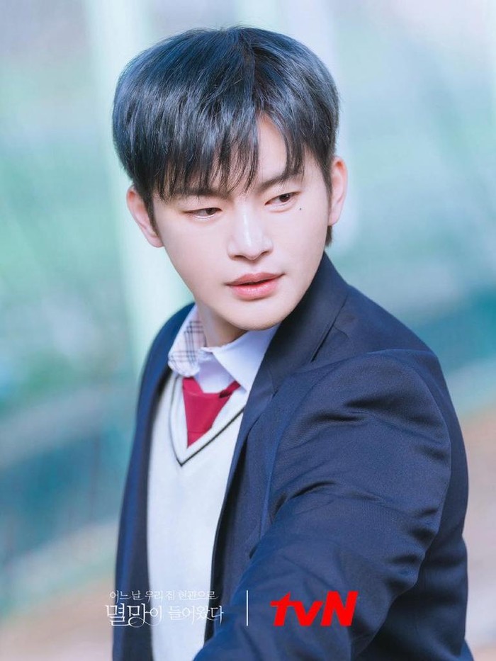 Berperan sebagai utusan dewa 'Myul Mang' di drama Doom at Your Service (2021), Seo In Guk memancarkan pesonanya dengan warna rambut dark brown kebiruan./ Foto: tvN