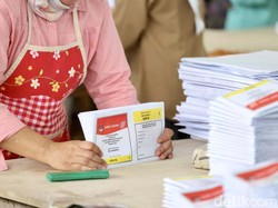 Libatkan 125 Petugas, KPU Jaksel Selesai Sortir dan Lipat Surat Suara