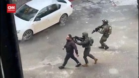 VIDEO: Israel Jadikan Warga Palestina Tameng di Bentrokan Tepi Barat