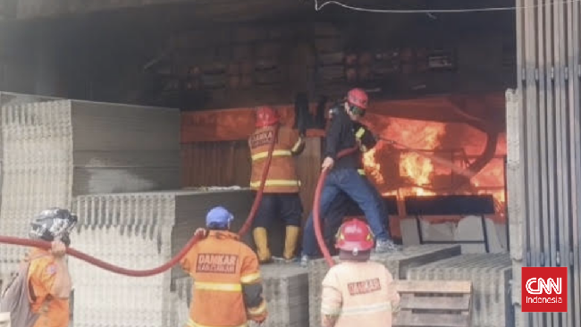 Kebakaran melanda sebuah toko bahan bangunan di Jalan Raya Sukabumi, Kabupaten Cianjur, Jawa Barat. Tiga orang terjebak dalam kobaran api.