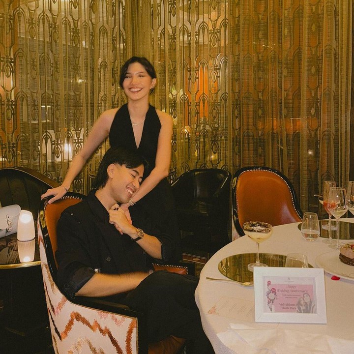 <p>Keduanya terlihat serasi ya, Bunda? Kita doakan, semoga pernikahn Vidi dan Sheila selalu dalam lindungan Tuhan, bahagia, dan langgeng selamanya. (Foto: Instagram @vidialdiano)</p>