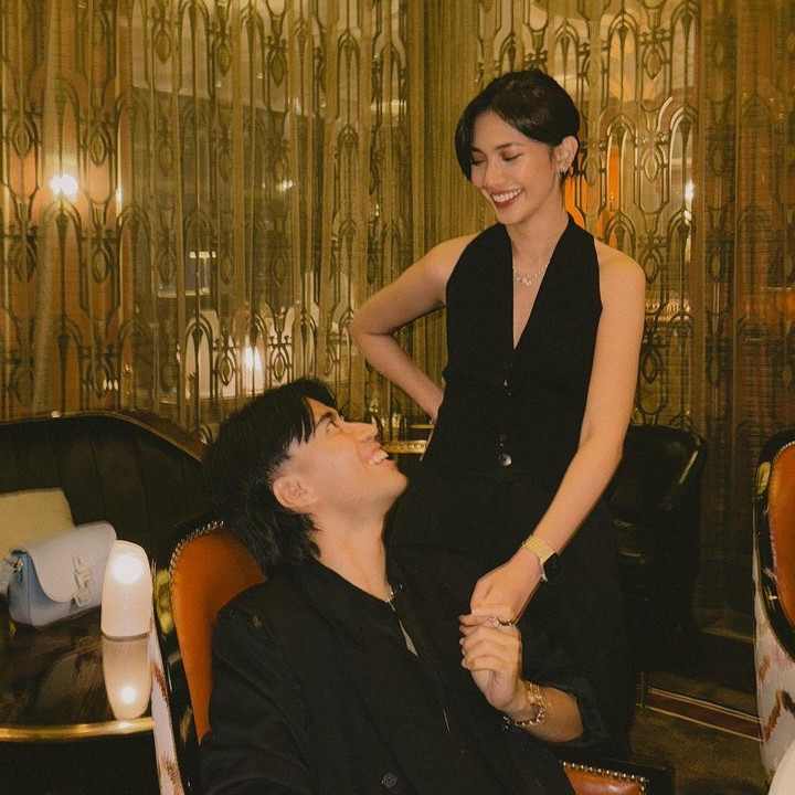 <p>Unggahan Vidi ini juga mendapat banyak reaksi dari netizen. Mereka ikut merasa bahagia, mengucapkan selamat, dan memberikan doa terbaik untuk keduanya. "<em>Happpy anniversary</em> yaaa kakakkk. Pasangan favoritekuuu," ujar @theli*****.(Foto: Instagram @vidialdiano)<br /><br /><br /></p>
