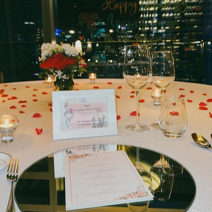 <p>Pasangan Vidi Aldiano dan Sheila Dara baru saja merayakan <em>anniversary</em> kedua pernikahan, Bunda. Momen ini mereka peringati dengan makan malam romantis di sebuah restoran. (Foto: Instagram @vidialdiano)<br /><br /><br /></p>