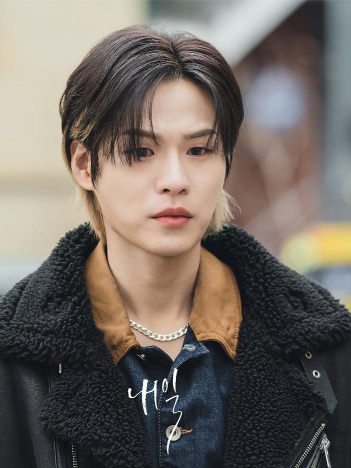 Tampil beda, aktor Yoon Ji On memamerkan warna rambut golden brown dengan gaya mullet hair yang modis! Penampilan ini bisa kamu saksikan dengan menonton drama Korea Tomorrow (2022)./ Foto: soompi.com