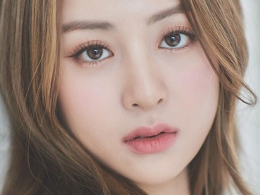 img-title Alami Sakit Punggung, Yunjin LE SSERAFIM Absen dari Aktivitas Grup