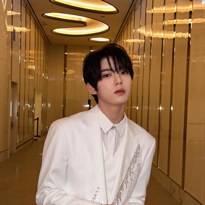 <p>Han Yujin dari ZEROBASEONE berada di peringkat ke-9, Bunda. Dengan wajah naturalnya, karisma yang dimiliki idol K-Pop pria ini tak bisa dihindarkan. (Foto: Instagram @zb1official)</p>