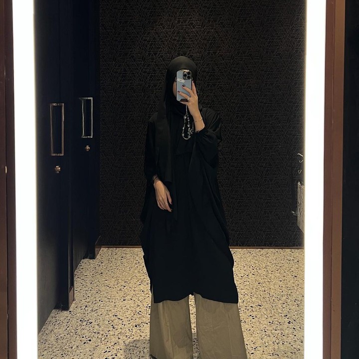 <p>Melalui akun pribadi, Adiba juga membagikan potret barunya. Dalam unggahan tersebut, Abidzar terlihat meninggalkan komentar. (Foto: Instagram @adiba.knza)<br /><br /><br /></p>
