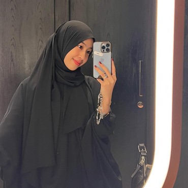 Intip Perbedaan Tarif Endorse Azizah & Adiba Khanza usai Jadi Istri Pemain Timnas