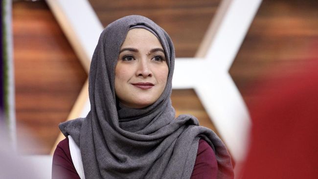Andhara Early cerita tentang awal mula bisa jadi sopir antar dan jemput sekolah teman-teman anak dan titip dagangan di kantin sekolah. 