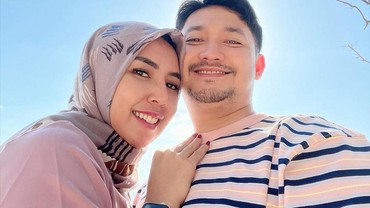 img-title 7 Potret Angga Wijaya Eks Suami Dewi Perssik Bahagia Istri Baru Hamil