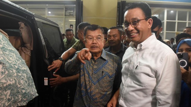 Anies Baswedan menyatakan intimidasi yang dialami Timnas AMIN tidak lebih berat ketimbang beban kehidupan keluarga dan anak muda yang sulit cari pekerjaan.