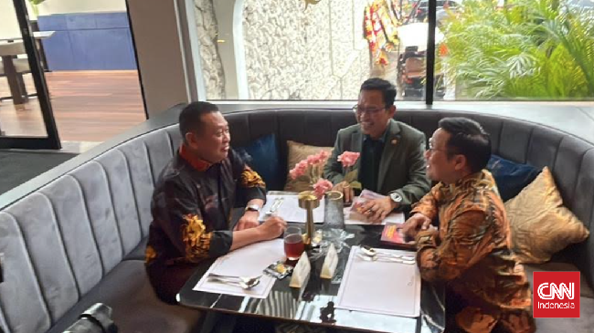 Cawapres Muhaimin Iskandar atau Cak Imin bertemu Waketum Golkar Bambang Soesatyo dalam peluncuran buku 'Konstitusi Butuh Pintu Darurat' di kawasan Senayan.