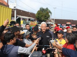 Kata Ganjar soal Airlangga Bagi Bansos di NTB, Warga Terima Kasih ke Jokowi