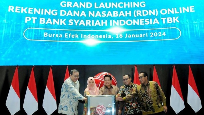 Direktur Utama BSI Hery Gunardi (tengah) bersama Direktur Utama BEI Iman Rachman, Direktur Pengaturan dan Pengembangan Perbankan Syariah OJK Nyimas Rohmah (dua dari kiri), Direktur Utama KPEI Iding Pardi (empat dari kiri) dan Direktur Utama KSEI Samsul Hidayat (paling kanan) dan  saat Grand Launching Pembukaan Rekening Dana Nasabah (RDN) Online Bank Syariah Pertama di  Bursa Efek Indonesia, Jakarta. Launching ini menandakan BSI berkomitmen kuat untuk mendorong percepatan bisnis Pasar Modal Syariah dalam negeri. (Dok. BSI)