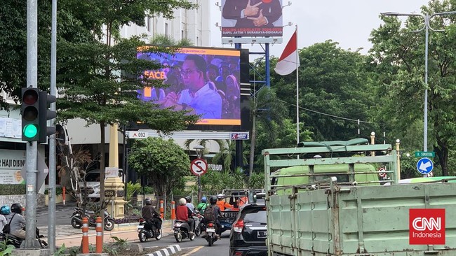 Videotron Anies Baswedan muncul di tengah Kota Surabaya. Sebelumnya, iklan yang sama dipasang di Jakarta dan Bekasi diturunkan sebelum kontrak habis.