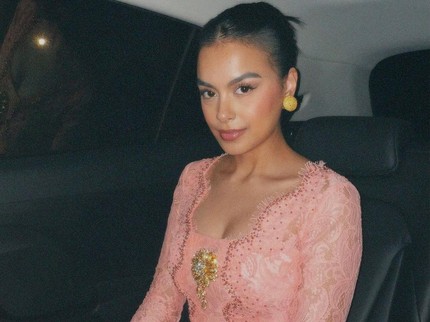 5 Potret Eva Celia Curi Perhatian Publik, Mampir ke Warteg Pakai Kebaya