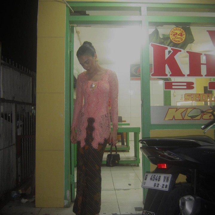 <p>Foto yang Eva bagikan tak hanya satu, melainkan 8 dengan beragam angle. Dari semuanya, ada satu foto yang menarik dan bikin salfok karena unik, nih. Pada salah potret, Eva terlihat mampir ke warteg dan berpose di pintu warung makan tersebut sambil menatap ke arah bawah. Komentar lucu melihat Eva yang mampir ke warteg. "Slide no 4 be like: ketika jaim makan di kondangan melipir ke warteg gara2 masih lapar," tulis akun @theresia_love_***(Foto: Instagram @evacelia)</p>