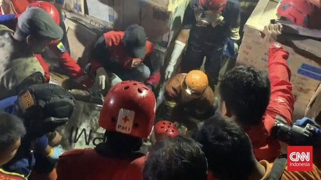 Kondisi satu korban hangus terbakar, sedangkan dua korban lainnya terkena asap beracun karena terjebak di dalam kebakaran toko bangunan di Cianjur.