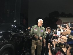 Pakai Jaket Bomber Top Gan, Ganjar-Mahfud Hadiri Adu Gagasan di KPK