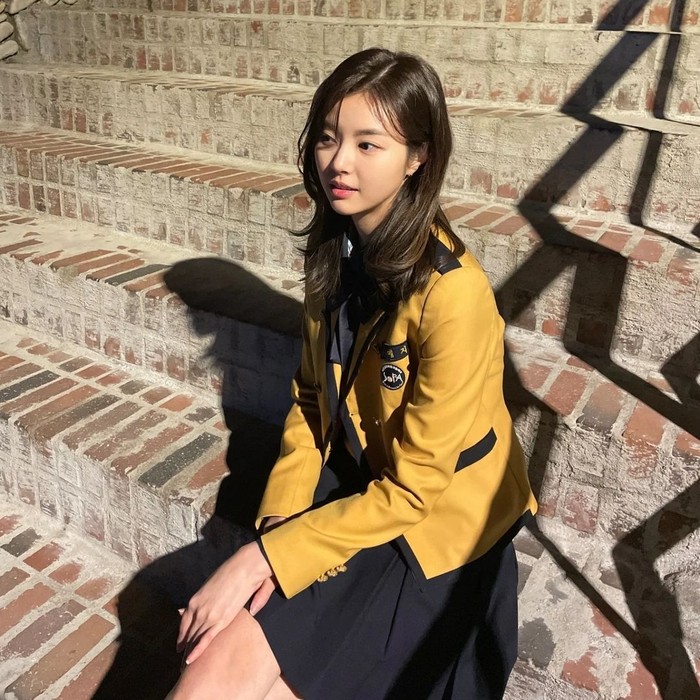 Ia lulus dari Seoul of Performing Arts School (SOPA) sebagai siswa Departemen Teater & Film. Kini, sang aktris telah menjadi mahasiswi di Universitas Dongguk, jurusan teater./ Foto: instagram.com/red._.yeji_