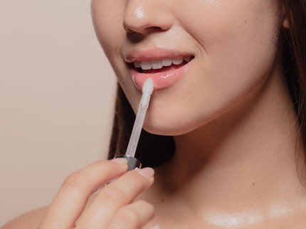 Glossy Lips Diklaim Jadi Tren 2024, Kenali Jenisnya yang Cocok untuk Kulit