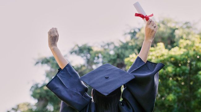 Kuliah S1 berapa tahun? Pertanyaan ini umum diutarakan oleh calon-calon mahasiswa. Simak penjelasan dan tips agar lulus tepat waktu.