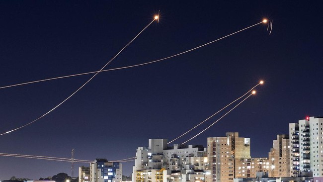Hamas kembali meluncurkan roket-roket mereka ke arah ibu kota Israel, Tel Aviv, pada Selasa (13/8) waktu setempat.