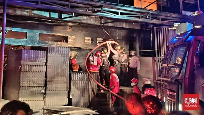 Kapolres mengatakan ada tiga korban yang terjebak saat kebakaran toko bangunan Cianjur, namun hingga Rabu dini hari baru dua korban tewas yang dievakuasi.