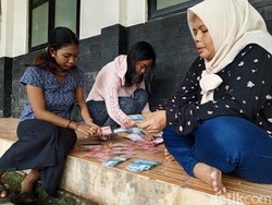Senangnya Kirana Pegal dan Lelah Jadi Pelipat Surat Suara Terbayar