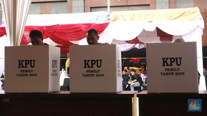 Komisi Pemilihan Umum (KPU) Kota Jakarta Pusat menggelar simulasi pemungutan dan penghitungan suara di Tempat Pemungutan Suara (TPS) untuk Pemilu 2024, di Jakarta, Rabu (17/1/2024). Simulasi ini digelar sebagai upaya pematangan persiapan mengingat Pemilu 2024 yang semakin dekat. (CNBC Indonesia/Muhammad Sabki)