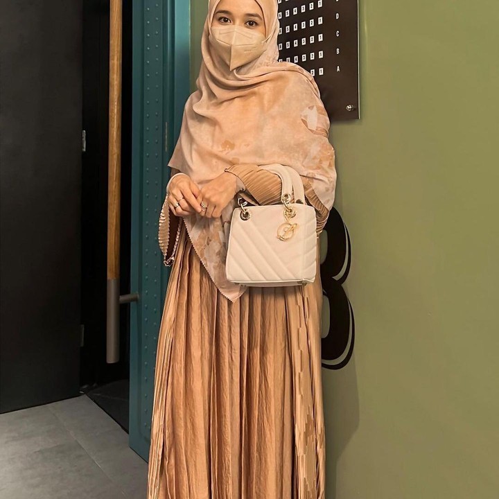 <p>Dalam potret-potret berikut, Bella memang terlihat semakin cantik dengan pakaian syar'inya, ya? Bagaimana menurut pendapat Bunda? (Foto: Instagram @laudyacynthiabella)</p>
