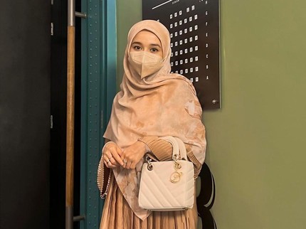 5 Potret Laudya Cynthia Bella dengan Gamis Syar'i, Dipuji Semakin Cantik & Istiqomah