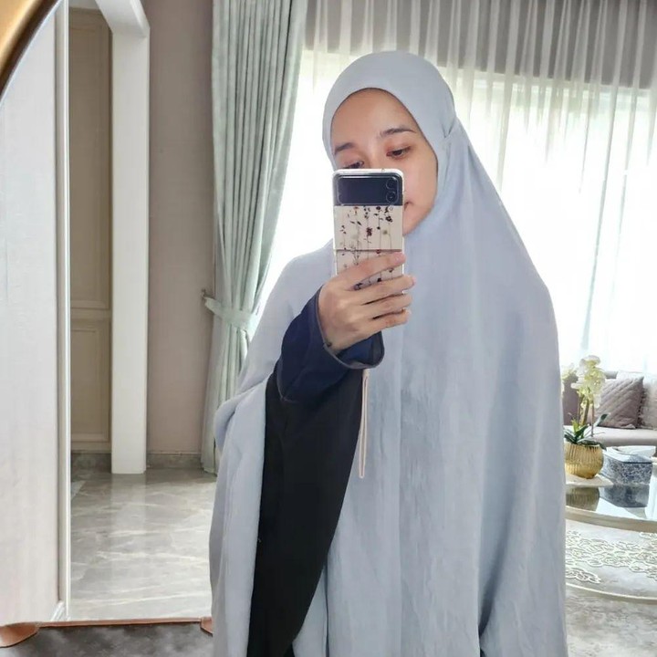 <p>Laudya Cynthia Bella menjadi salah satu dari banyaknya selebriti Tanah Air yang hijrah. Tak hanya sebagai selebriti, Kini, ia juga disibukkan dengan kegiatan lain seperti menjalani bisnis fashion muslimah. (Foto: Instagram @laudyacynthiabella)<br /><br /><br /></p>