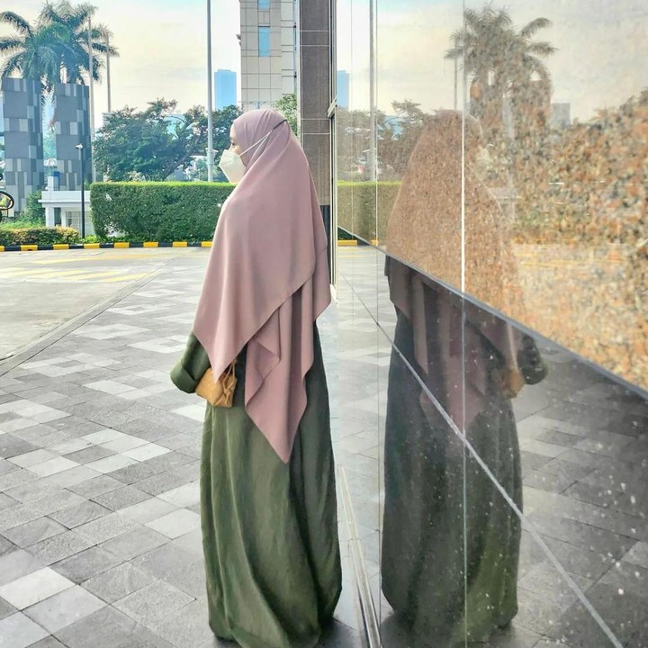 <p>Terbaru, bintang film Buya Hamka ini mengunggah potret diri dengan gamis syar'i, Bunda. Di sana, ia mendapat banyak pujian karena dipuji cantik dan istiqamah. "<em>Maa Syaa Allah</em> Semakin istiqomah aja," ujar akun @aetr****.(Foto: Instagram @laudyacynthiabella)<br /><br /><br /></p>