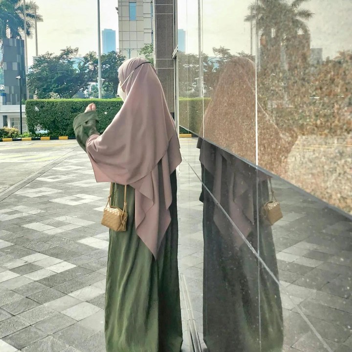 <p>Tak hanya itu, ada juga yang mendoakan Bella agar selalu sehat dan tetap dalam lindungan Tuhan Yang Maha Esa. <em>"Masyaallah...</em> Sehat-sehat yah, Teh. Semoga Allah selalu menjagamu.<em> Barakallahu fiik</em>," kata @liaa****. (Foto: Instagram @laudyacynthiabella)<br /><br /><br /></p>