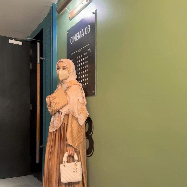<p>Melalui akun Instagram pribadi, perempuan berusia 35 tahun ini kerap membagikan kesehariannya. Ini termasuk mempromosikan produk yang ia jual. (Foto: Instagram @laudyacynthiabella)<br /><br /><br /></p>