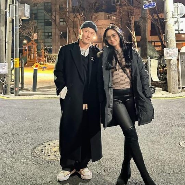 <p>Dalam foto yang dibagikan, Lyodra dan D.K bertemu di malam hari dan berfoto di jalanan Korea. "<em>So happy meeting u again</em> @_dong_i," tulis Lyodra. (Foto: Instagram @lyodraofficial)<br /><br /><br /></p>