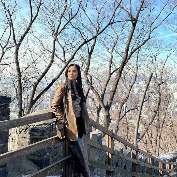 <p>Potret yang dibagikan Lyodra juga menuai banyak pujian, Bunda. Ini karena ia terlihat stylish dan cantik dengan OOTD liburannya. "Cantiknya Lyly," kata akun @nuring****.(Foto: Instagram @lyodraofficial)<br /><br /><br /></p>