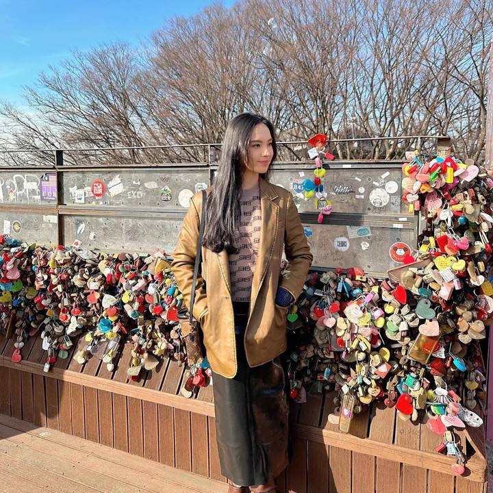 <p>Lyodra juga tak ketinggalan mengabadikan momen saat di lokasi Gembok Cinta nih, Bunda. Ini juga menjadi salah satu destinasi populer yang dikunjungi wisatawan dan terletak di salah satu area di Namsan Tower. (Foto: Instagram @lyodraofficial)<br /><br /><br /></p>