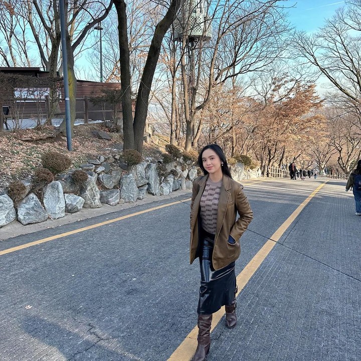 <p>Momen-momen liburan ini ia bagikan di akun Instagram pribadi. Dalam unggahan tersebut, ia mengunjungi Tower Namsan yang menjadi salah satu ikon terkenal di sana. (Foto: Instagram @lyodraofficial)<br /><br /><br /></p>