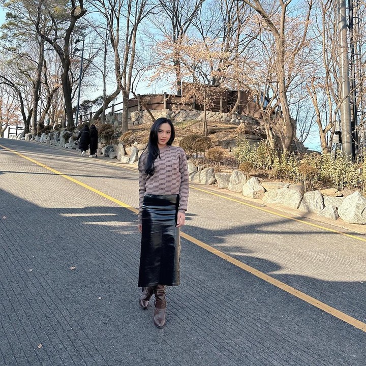 <p>Lyodra Ginting terlihat sedang menikmati momen liburan bareng keluarga nih, Bunda. Melihat potret yang dibagikan, pelantun <em>Sang Dewi</em> ini tengah berada di Korea Selatan. (Foto: Instagram @lyodraofficial)<br /><br /><br /></p>