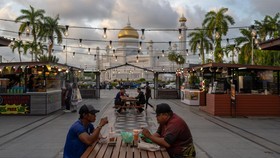 FOTO: Melancong Sambil Mengintip Keseharian Warga Brunei Darussalam