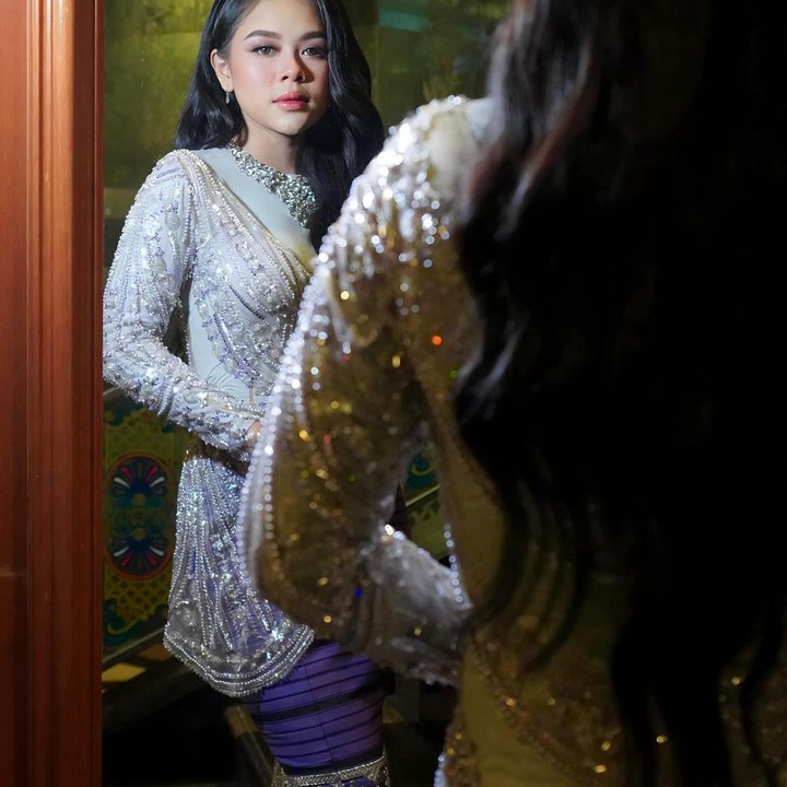 <p>Mengintip akun Instagram pribadinya, perempuan berusia 19 tahun ini membagikan potret di hari penampilannya. "<em>Day 2 performance di The Royal Wedding Prince Mateen & Anisha Rosnah</em>," tuturnya melalui akun @mellyleeofficial.(Foto: Instagram @mellyleeofficial)<br /><br /><br /></p>