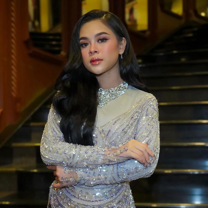 <p>Penyanyi dangdut tersebut yakni Melly Lee. Diketahui, ia menjadi salah satu yang tampil di rangkaian <em>royal wedding</em> tersebut. (Foto: Instagram @mellyleeofficial)<br /><br /><br /></p>