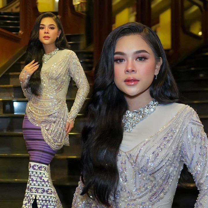 <p>Kehadirian Melly Lee dalam acara besar ini sontak menyita perhatian. Melihat dari kolom komentar di postingannya, Melly sukses membuat masyarakat Indonesia merasa bangga. "So proud," ujar akun @tama****. (Foto: Instagram @mellyleeofficial)<br /><br /><br /></p>
