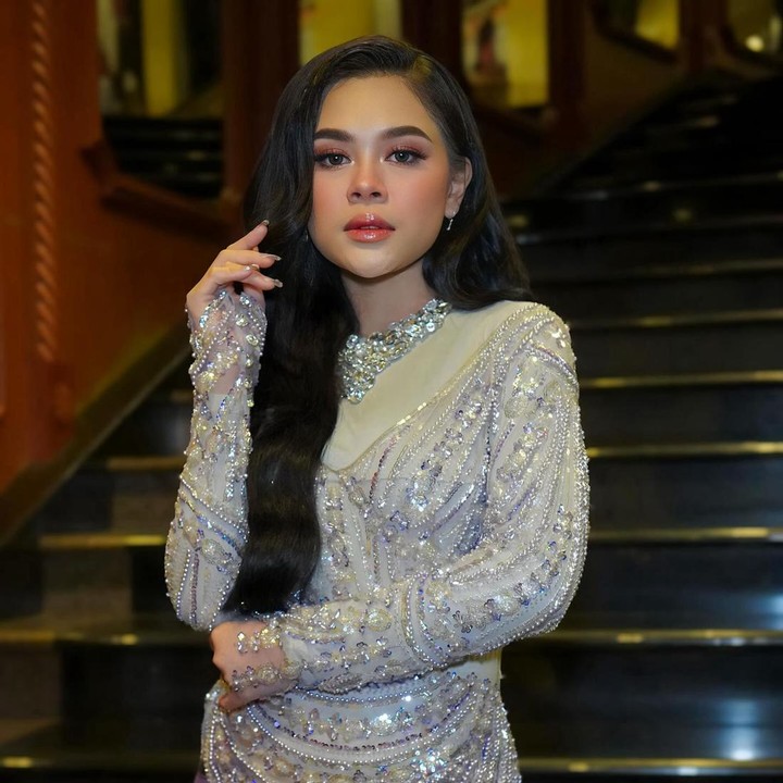 <p>Pernikahan Pangeran Mateen dan Anisha Isa Kalebic menjadi sorotan dunia, Bunda. Dari Indonesia, ternyata ada salah satu penyanyi dangdut yang hadir di sana, lho. (Foto: Instagram @mellyleeofficial)<br /><br /><br /></p>